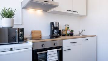 Business Studio (including final cleaning fee of 25 EUR) | Private kitchen | Fridge, microwave, oven, stovetop