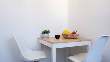 Business Studio (inklusive Endreinigungsgebühr von 25,00 EUR) | Eigene Küche | Kühlschrank, Mikrowelle, Ofen, Herdplatte