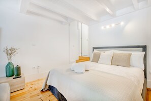 Comfort Apartment, 1 Bedroom | 1 bedroom, iron/ironing board, cribs/infant beds, free WiFi - Santa Catarina Charming Loft (Porto)