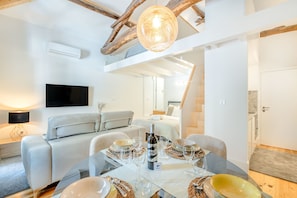 Comfort Apartment, 1 Bedroom | Living area | 100-cm flat-screen TV with cable channels, TV - Santa Catarina Charming Loft (Porto)