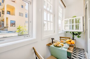 Comfort-Apartment, 1 Schlafzimmer | Wohnbereich | 100-cm-Flachbildfernseher mit Kabelempfang, Fernseher