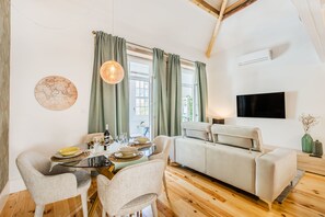 Comfort Apartment, 1 Bedroom | Living room - Santa Catarina Charming Loft (Porto)