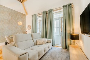 Comfort-Apartment, 1 Schlafzimmer | Wohnzimmer | 100-cm-Flachbildfernseher mit Kabelempfang, Fernseher