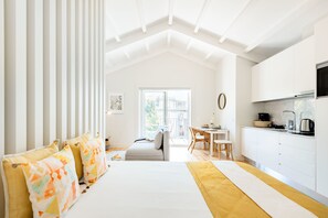 Apartment, 1 Bedroom | 1 bedroom, iron/ironing board, cots/infant beds, free WiFi - Porto Downtown Studio with Balcony (Porto)