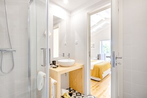 Apartment, 1 Bedroom | Bathroom | Shower, hair dryer, towels, soap - Porto Downtown Studio with Balcony (Porto)