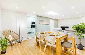 Ferienhaus, 3 Schlafzimmer | Wohnbereich | 100-cm-Flachbildfernseher mit Kabelempfang, Fernseher