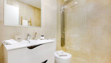 House, 3 Bedrooms | Bathroom | Shower, hair dryer, towels, soap