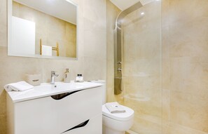 Nhà, 3 phòng ngủ | Phòng tắm | Buồng tắm vòi sen, máy sấy tóc, khăn tắm, xà phòng 