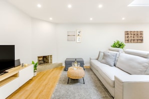 Maison, 3 chambres | Salle de séjour | Télévision à écran plat de 100 cm avec chaßnes par cùble, télévision