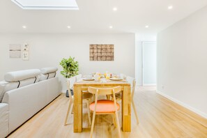 Ferienhaus, 3 Schlafzimmer | Wohnbereich | 100-cm-Flachbildfernseher mit Kabelempfang, Fernseher