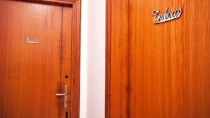 Two wooden doors with the names "Marella" and "Trabocco" engraved on them. - B&B Tra Gli Ulivi (Rocca San Giovanni)