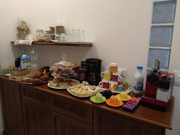 Petit déjeuner buffet (5 EUR par personne)