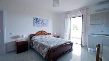 Individuell eingerichtet, Schreibtisch, Babybetten, Zustellbetten