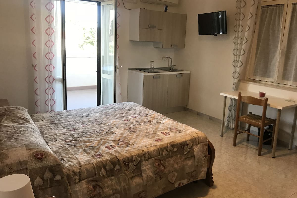 Triple Room (D'Annunzio) | Desk, cots/infant beds, rollaway beds, free WiFi