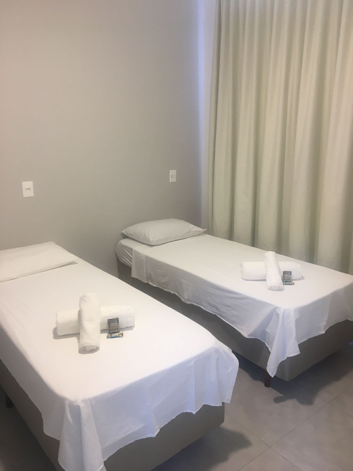 Tomannsrom – comfort | Skrivebord, skrivebord for bærbar PC og blendingsgardiner