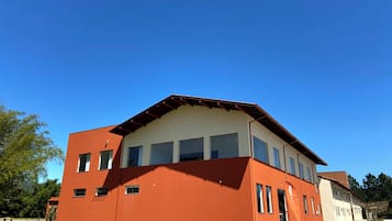 Vista frontal de la propiedad