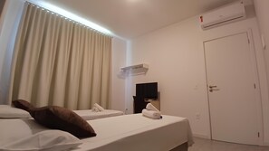 Deluxe-huone | Työpöytä, kannettavalle tietokoneelle sopiva työtila, pimennysverhot