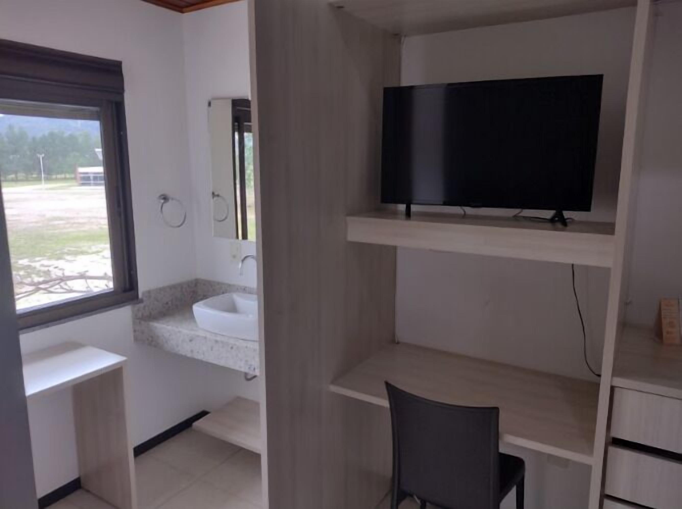 Habitación Confort | Escritorio, espacio para trabajar con laptop y cortinas blackout 