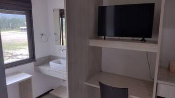 Habitación Confort | Escritorio, espacio para trabajar con laptop y cortinas blackout
