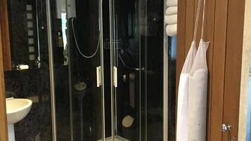 Shower, perlengkapan mandi gratis, dan handuk