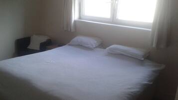 Iron/ironing board, bed sheets