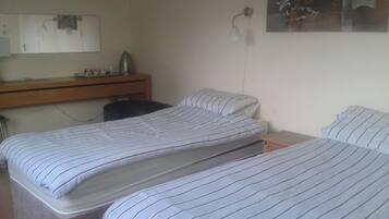 Iron/ironing board, bed sheets