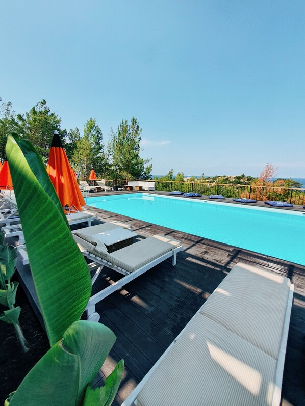 حمّام سباحة خارجي موسمي، مظلات على حمّام السباحة، مقاعد للتشمس