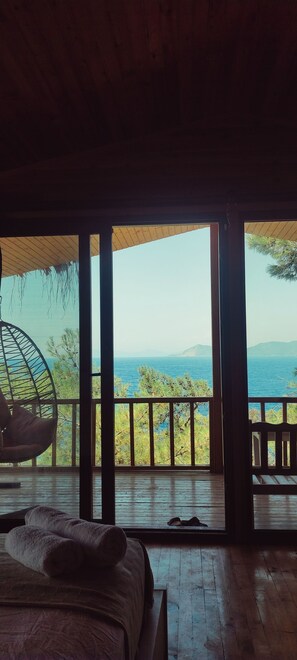 Honeymoon Tree House, Balcony, Sea View | Hypo-allergenic bedding, minibar, free WiFi, bed sheets - Rocas Roja Beach Hotel (Fethiye)
