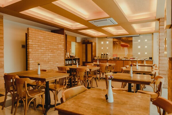 Free daily buffet breakfast  - Hotel Habitare (Nova Friburgo)