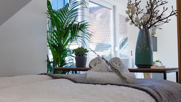 Sky Suite with balcony by the university near the HBF | Hypo-allergenic bedding, in-room safe, individually decorated
