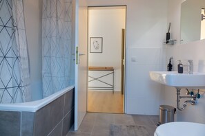 Comfort appartement | Badkamer | Een haardroger, handdoeken, zeep, shampoo