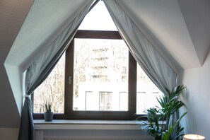 Sky Suite with balcony by the university near the HBF | Hypo-allergenic bedding, in-room safe, individually decorated - Apartments an der Universität Wuppertal (Wuppertal)
