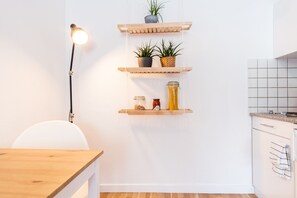 Stylish Apartment by the university | Living area | 40-inch Smart TV with digital channels, TV, Netflix - Apartments an der Universität Wuppertal (Wuppertal)