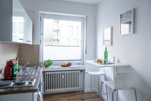 Modern Business Apartment near the HBF | Private kitchen | Full-size fridge, microwave, stovetop, espresso maker - Apartments an der Universität Wuppertal (Wuppertal)