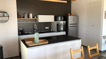 Frigorífico, microondas, horno y placa de cocina