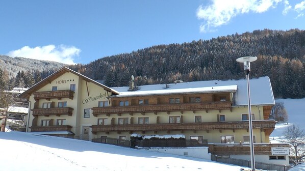 A hotel with multiple balconies and a sign indicating it is a hotel. - Hotel Wiesenhof (Mieders)