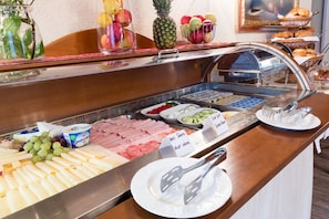 A buffet with various food options including meats, cheeses, and fruits. - Hotel Wiesenhof (Mieders)