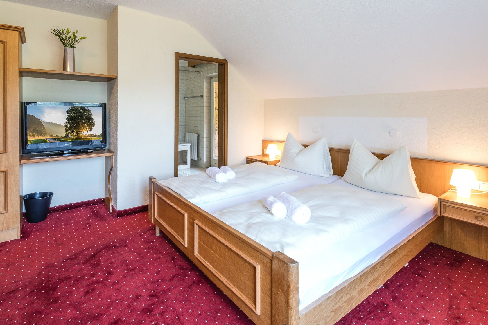 2 bedrooms, in-room safe, desk, free wifi