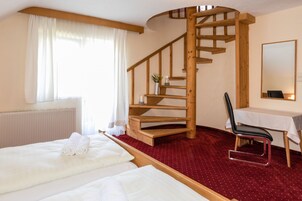 Cofres nos quartos, escrivaninha, Wi-Fi de cortesia, roupa de cama