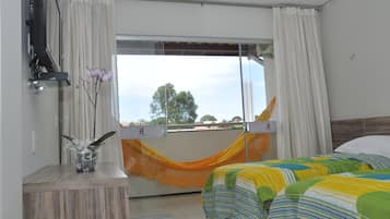 Habitación cuádruple | Ropa de cama de alta calidad, minibar y decoración personalizada