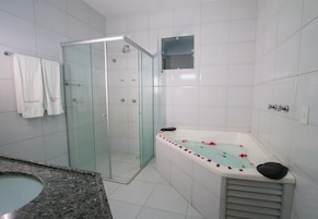Quarto casal grand | Banheiro | Chuveiro, produtos de toalete grátis, toalhas de banho, sabonete