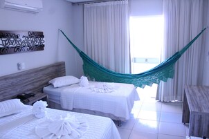 Ropa de cama de alta calidad, minibar y decoración personalizada