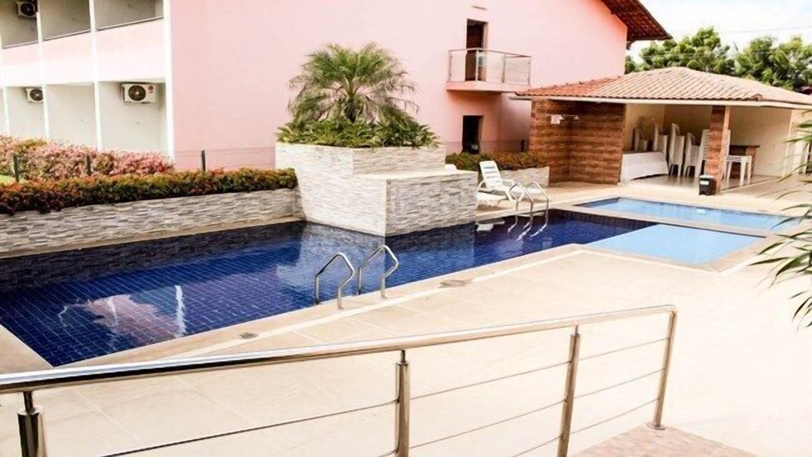 室外游泳池，06:00 至 21:30 开放，池畔遮阳伞