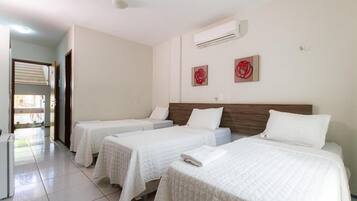 Habitación triple | Ropa de cama de alta calidad, minibar y decoración personalizada