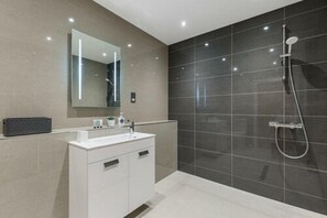 Studio | Bathroom | Shower, hair dryer, towels, toilet paper