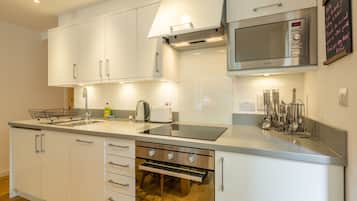 Family Apartment | Private kitchenette | Fridge, microwave, oven, stovetop