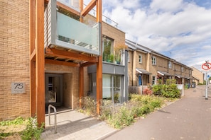 Exterior - Gold Rush Apartments (Cambridge)