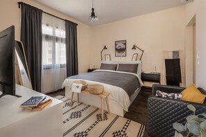 4 bedrooms, in-room safe, iron/ironing board, WiFi - Cafe - Mivida 101 (New Cairo)