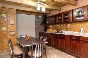 Royal-Maisonette, 4 Schlafzimmer, Veranda, zum Innenhof hin | Gemeinschaftsküche | Wasserkocher mit Kaffee-/Teezubehör, Kühlschrank, Mikrowelle, Ofen