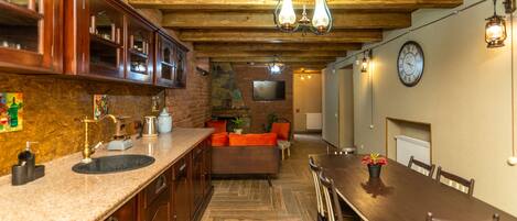 Royal Duplex, 4 Bedrooms, Lanai, Courtyard Area | Living area